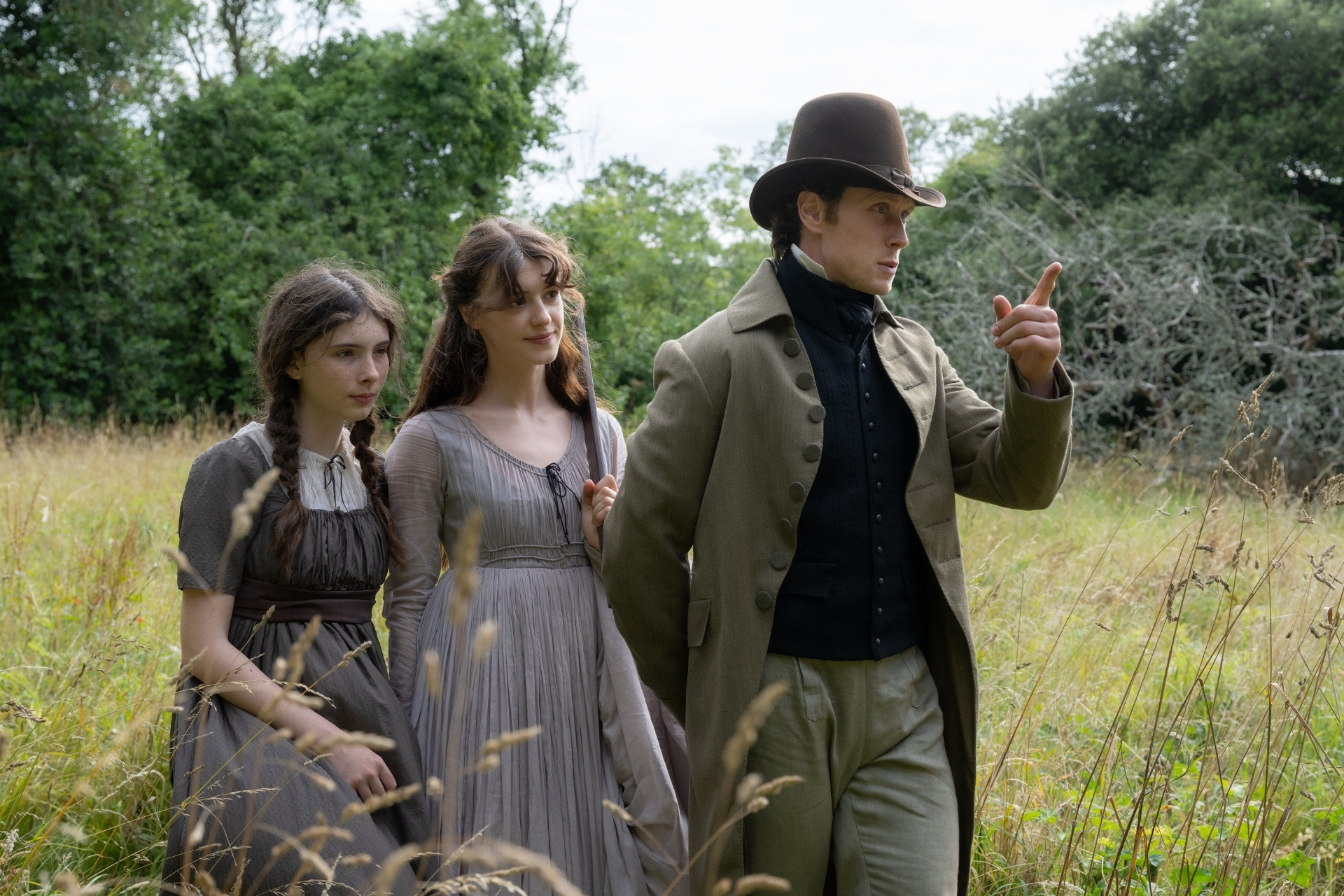 Bodhi Rae Breathnach as Margaret, Daisy Edgar-Jones as Elinor and George MacKay as Edward in Sense and Sensibility