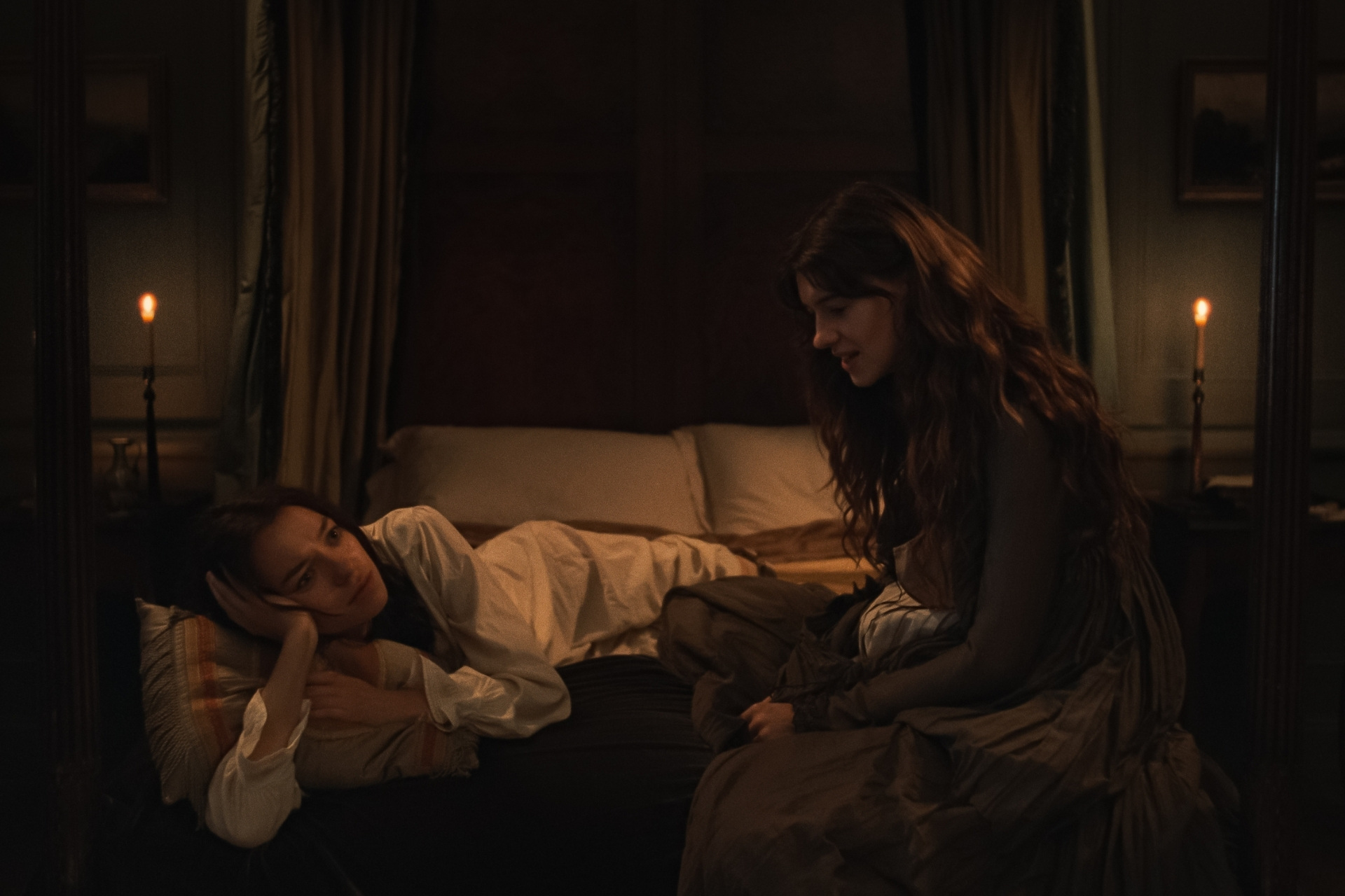 Esmé Creed-Miles as Marianne and Daisy Edgar-Jones as Elinor in Sense and Sensibility