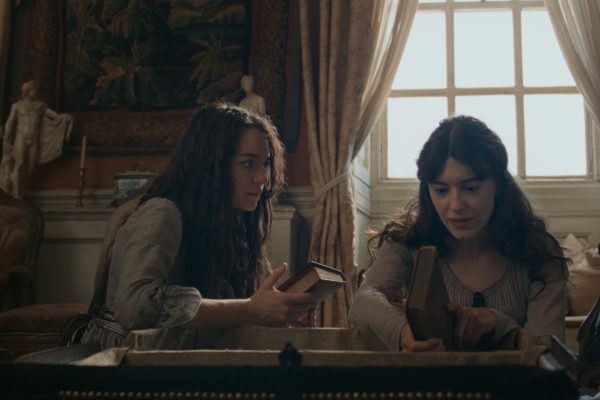 Esmé Creed-Miles as Marianne and Daisy Edgar-Jones as Elinor in Sense and Sensibility