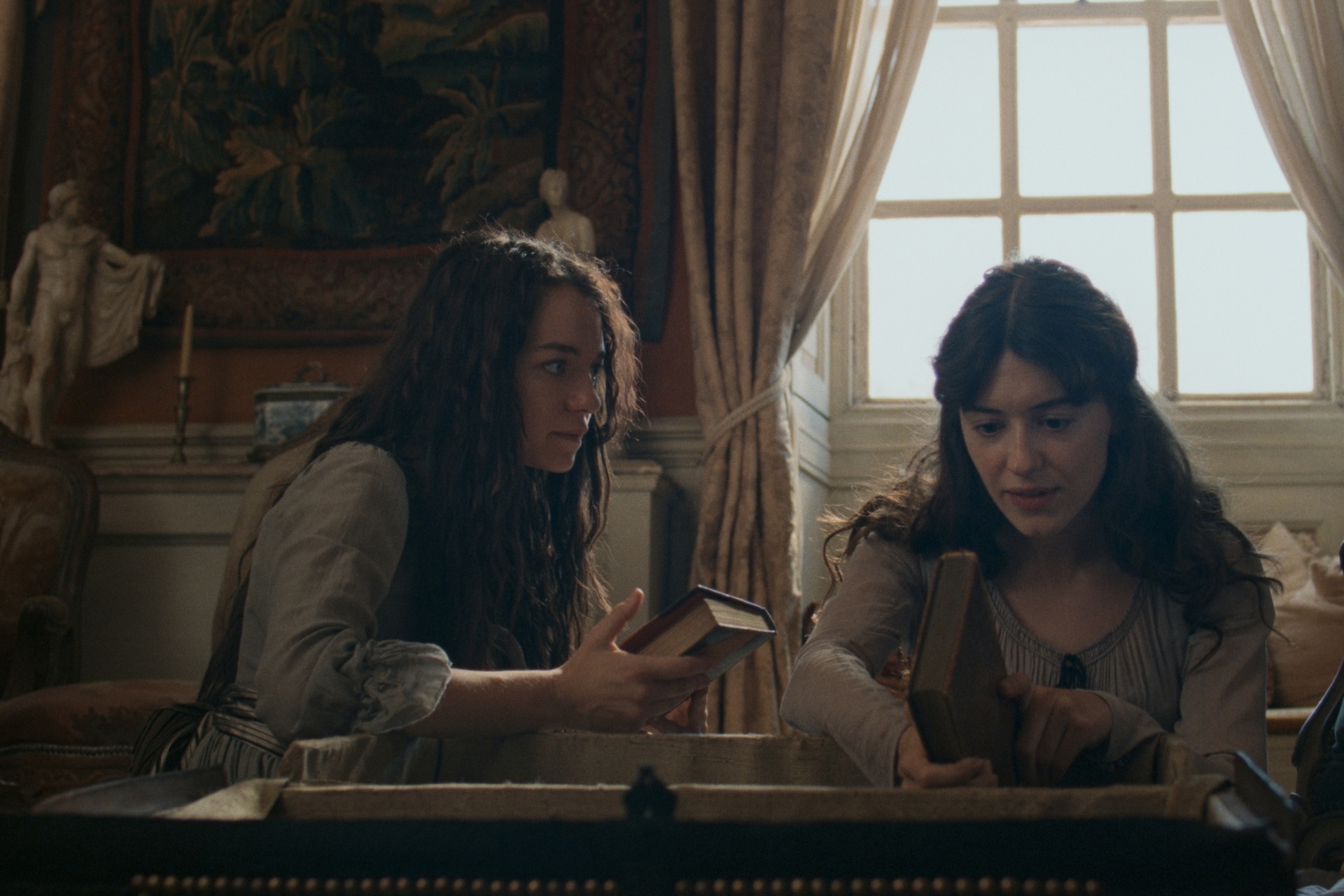 Esmé Creed-Miles as Marianne and Daisy Edgar-Jones as Elinor in Sense and Sensibility