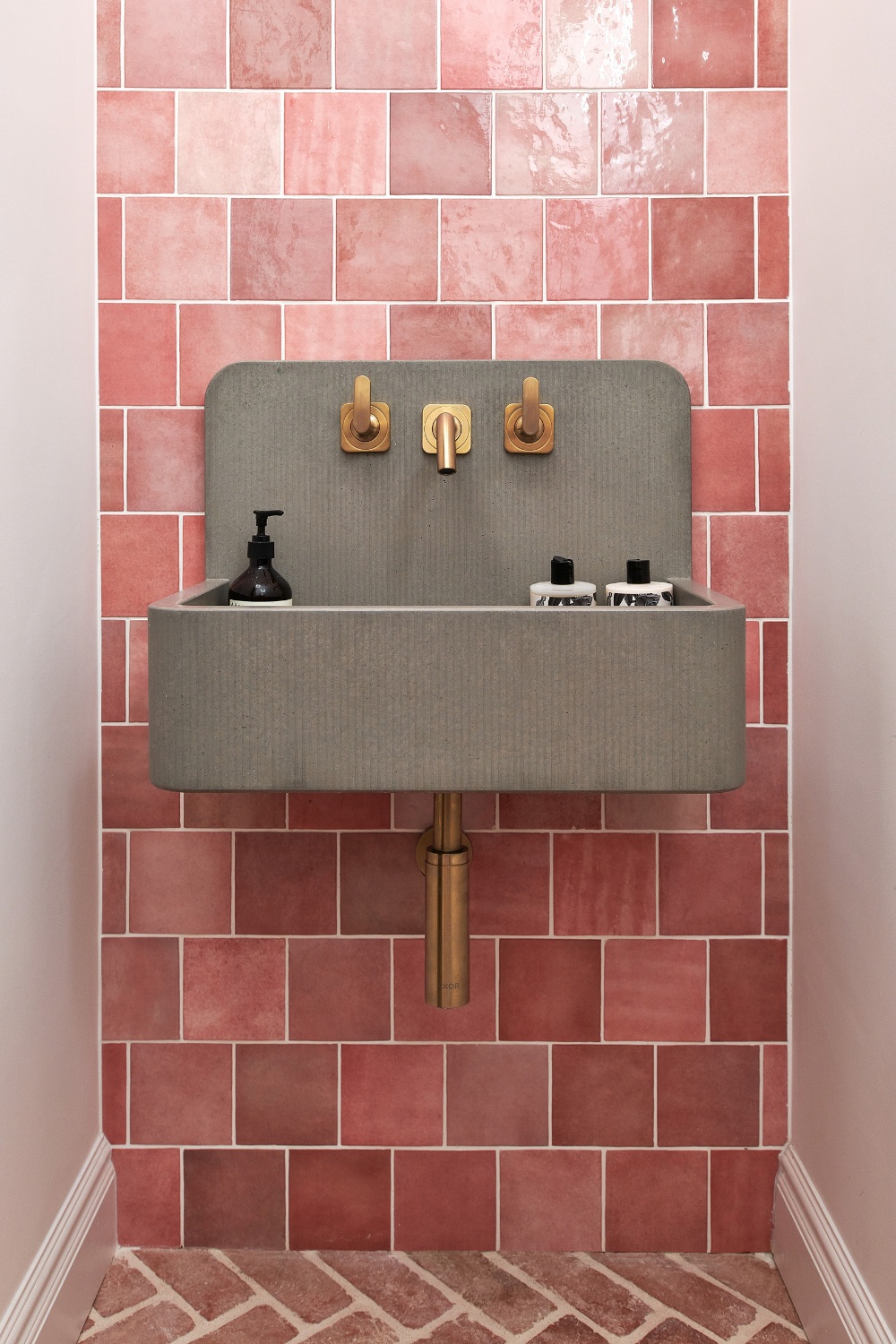 Ripples sink with pink tiles