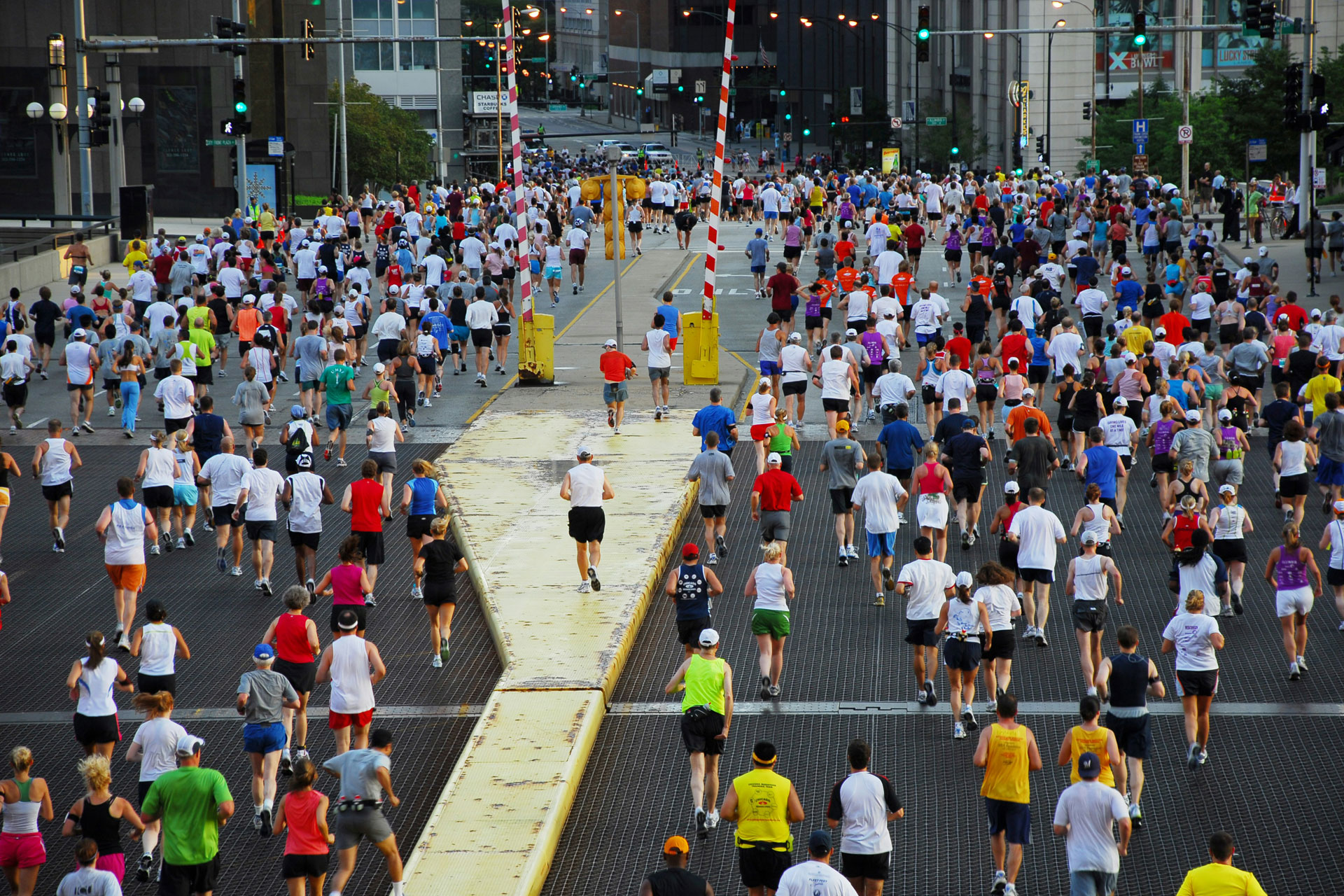 People running the Chicago marathon