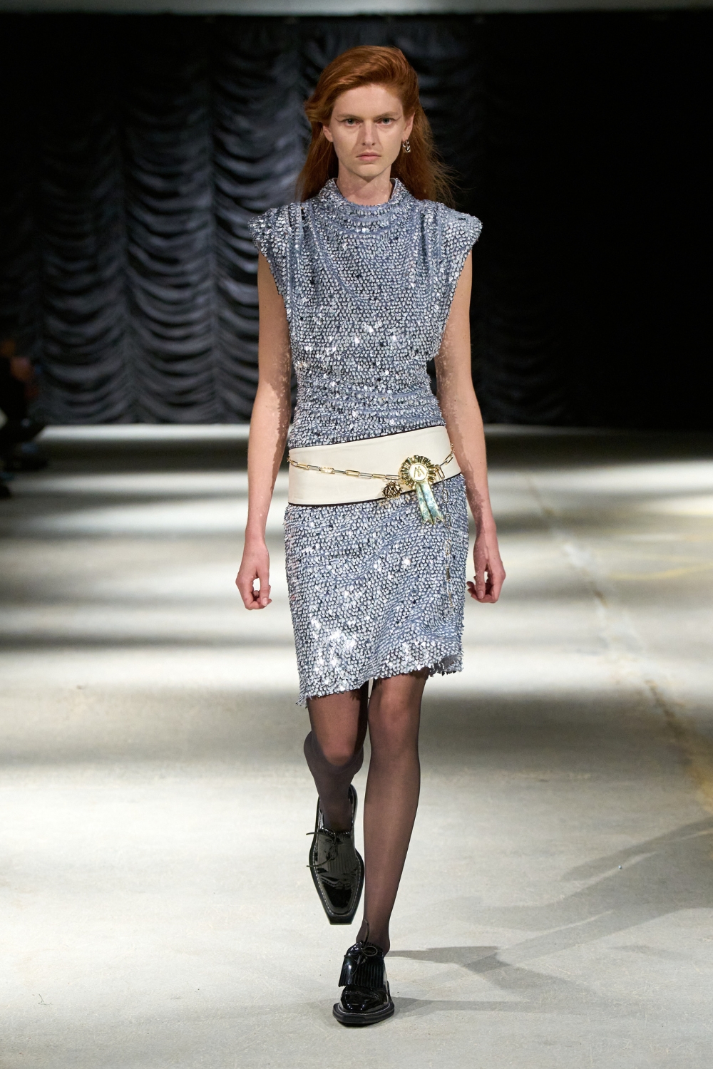 Model wearing a cummerbund for Mithridate SS27