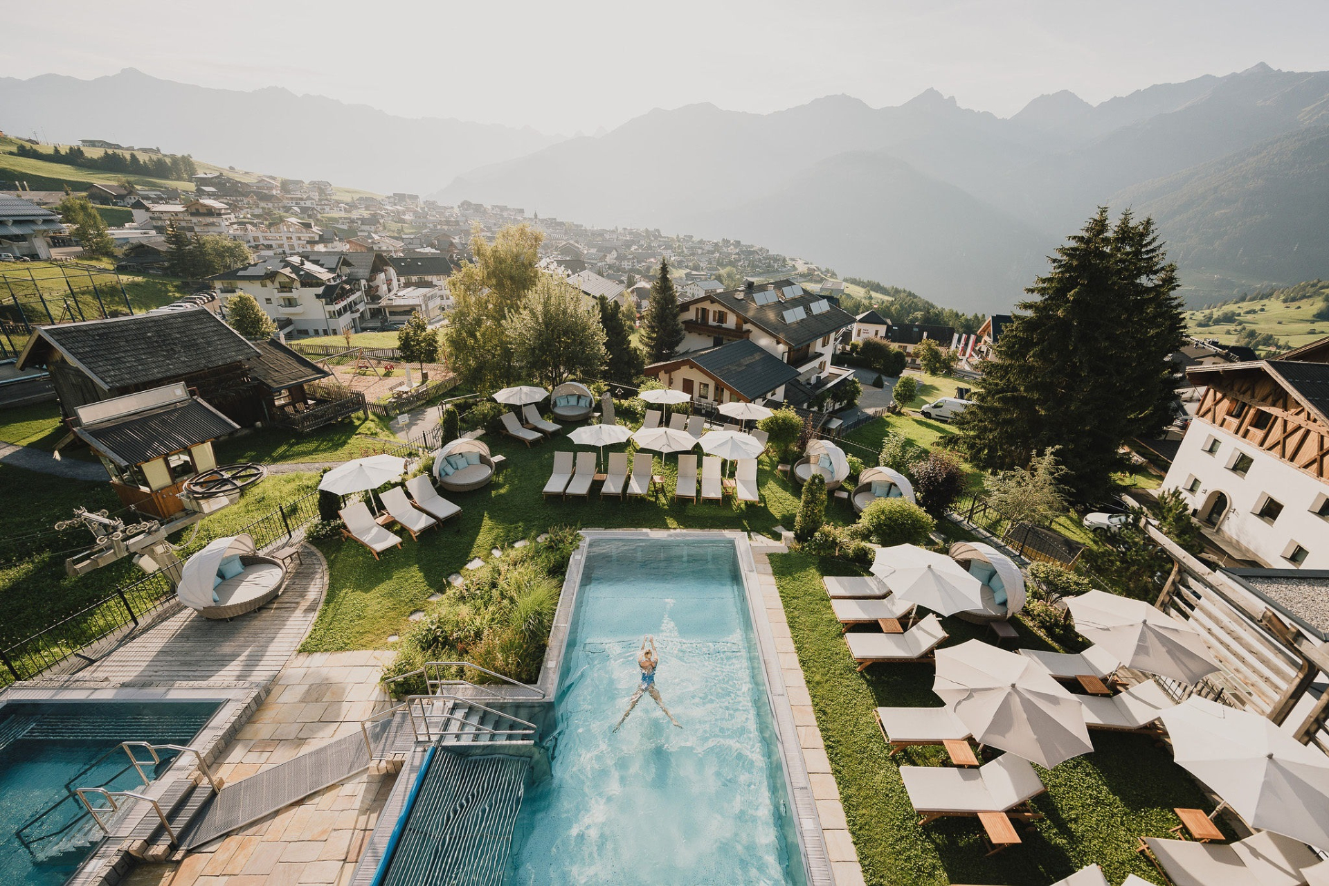 Outdoor swimming pool and mountains at Schloss Fiss